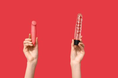 Dildo či vibrátor? Rozdiely, použitie a ako si vybrať najlepší produkt pre seba
